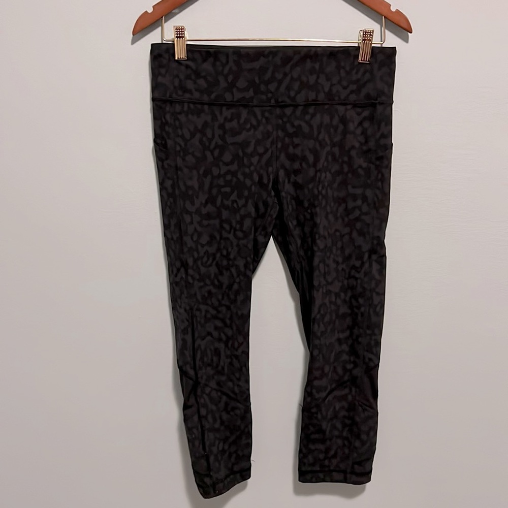 Lululemon animal print black/grey cropped legging. Side pockets, mesh panel. GUC